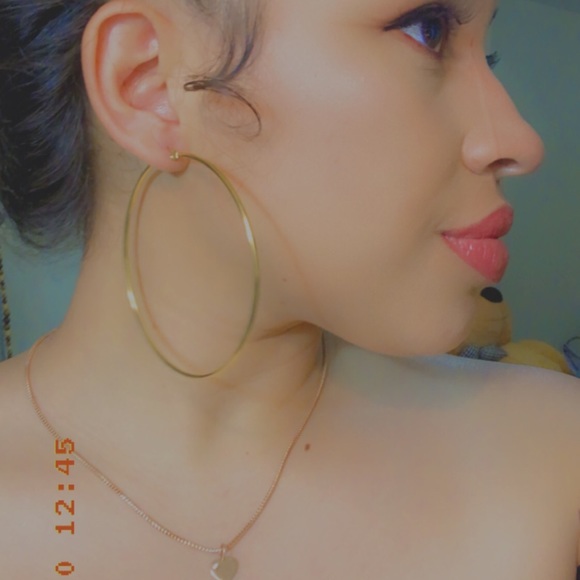 thin gold hoop - Picture 6 of 7